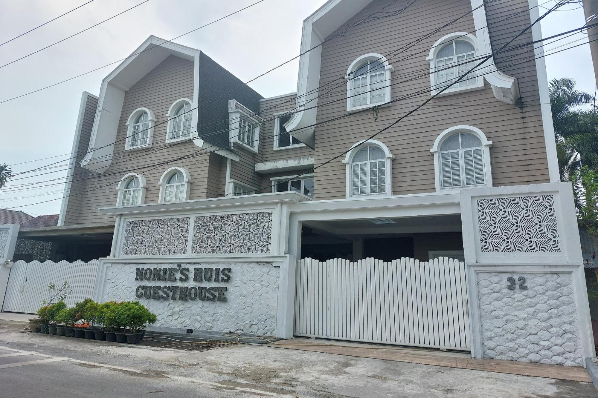 Nonie'S Huis Hotel Medan Exterior photo