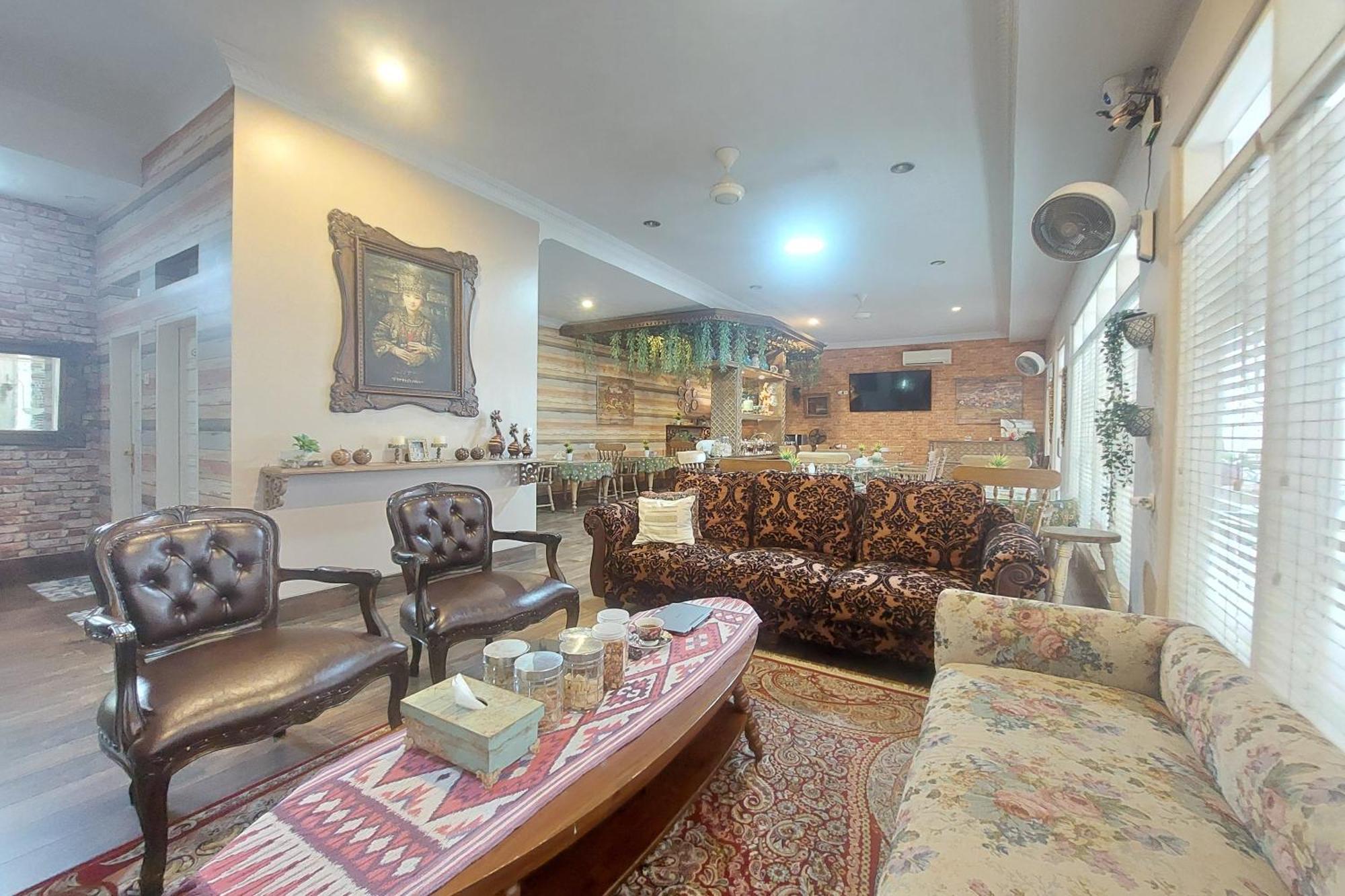 Nonie'S Huis Hotel Medan Exterior photo