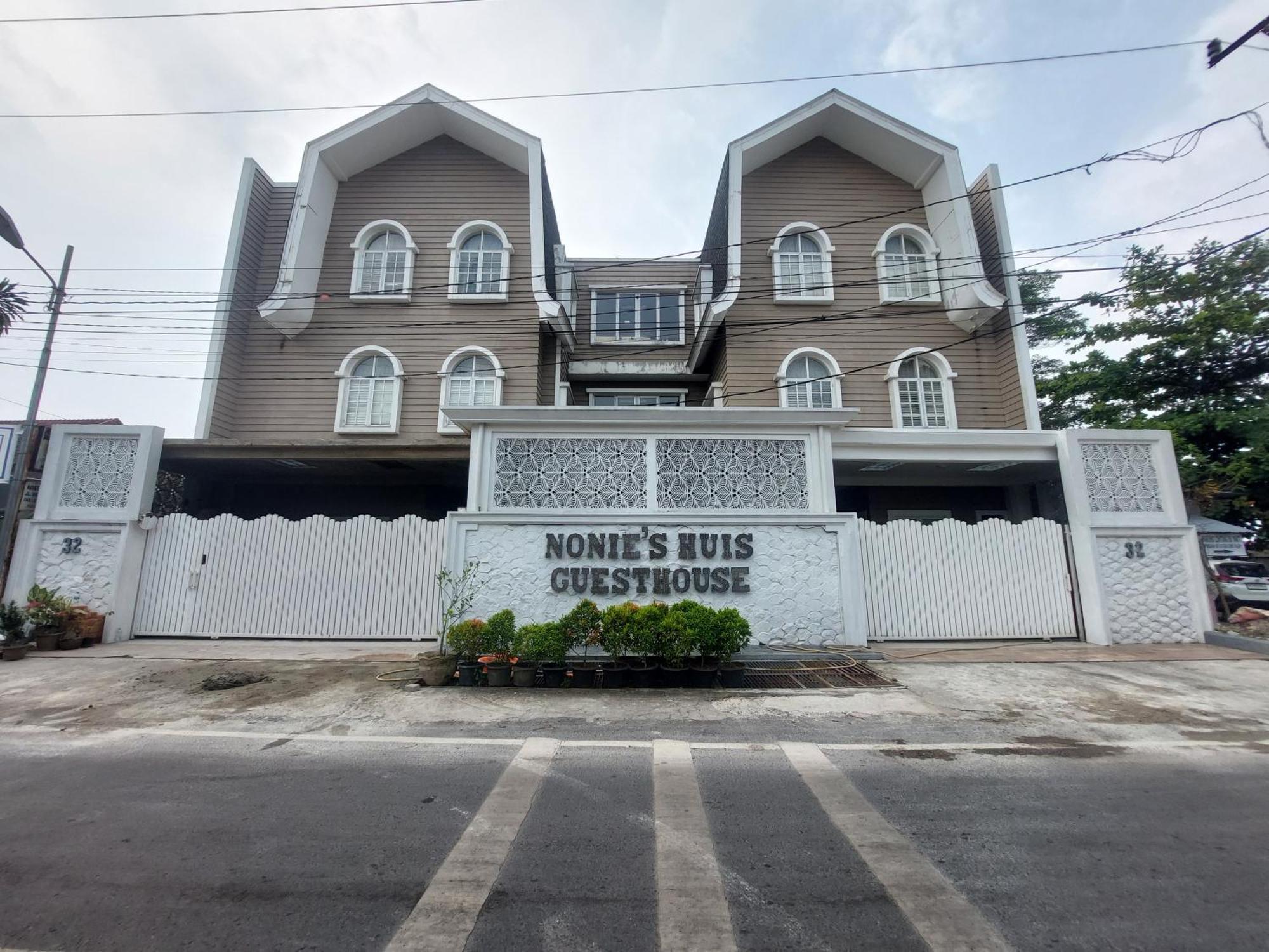 Nonie'S Huis Hotel Medan Exterior photo